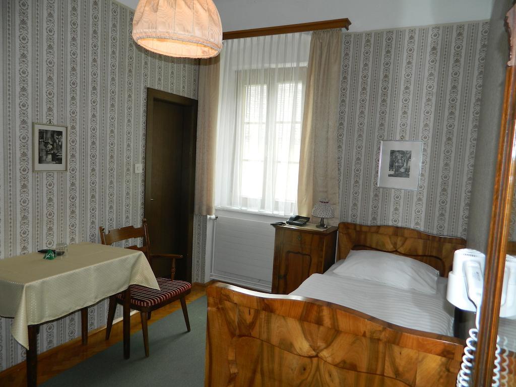 Hotel-Garni Goldenes Kreuz Grein Room photo